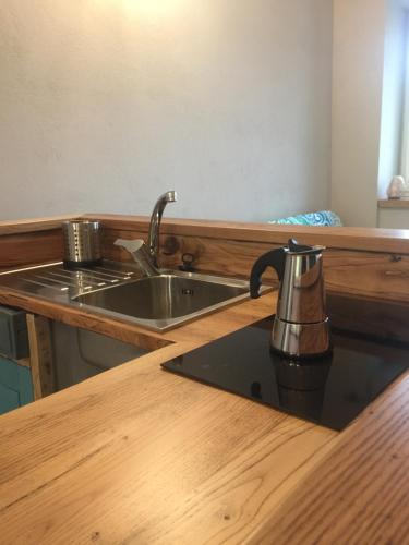 um balcão de cozinha com um lavatório e uma chaleira para chá em Happy hill -appartamento Quercia em Santa Maria Rocca