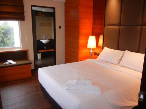 Una cama o camas en una habitación de C'haya Hotel