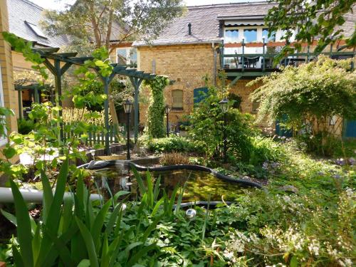 a garden with a snake in the middle at Haus Feierabend in Plodda