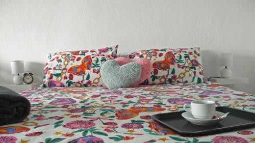 Una cama con una almohada y una bandeja. en The BlueStudio, en Tacoronte