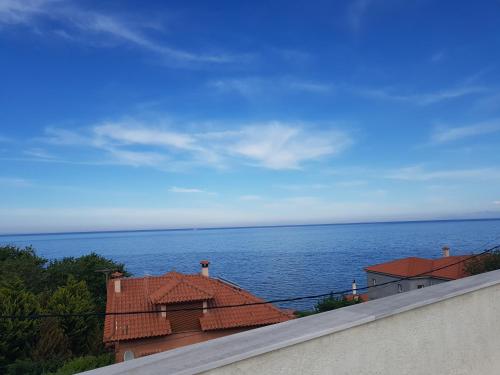 a view of the ocean from the roof of a house at Villa Ioanneta in Achladi