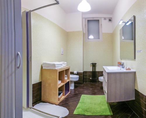 Un baño con lavabo, inodoro y ducha. en Melo Accommodations, en Bari