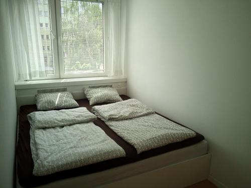 Un pat sau paturi într-o cameră la Apartament UŚMIECH