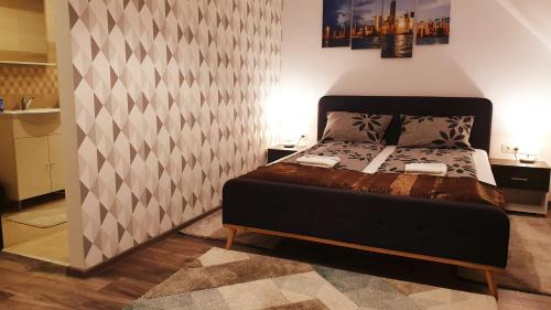 a bedroom with a bed in a room at River Star in Sîngeorgiu de Pădure