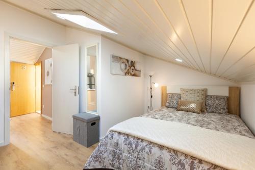 a bedroom with a bed and a ceiling at Avenida apartment 1,2 e 3 in Braga