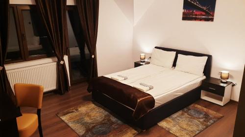 a small bedroom with a bed and a window at River Star in Sîngeorgiu de Pădure