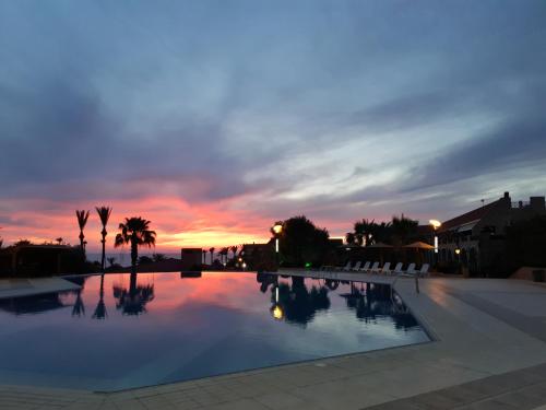 Bazén v ubytování Jiyeh Marina Resort Hotel & Chalets nebo v jeho okolí