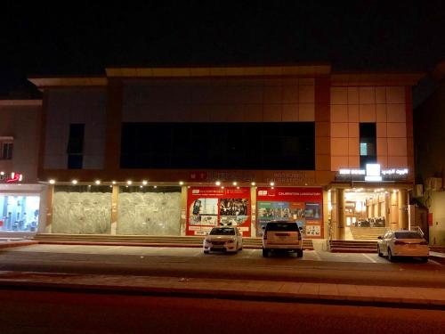 a store with cars parked in front of it at night at شقق البيت الجديد - شقق مخدومه in Yanbu