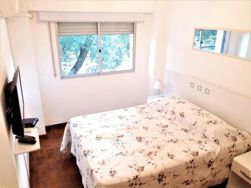 1 dormitorio con cama y ventana en Apartamento Parque Rodo, en Montevideo