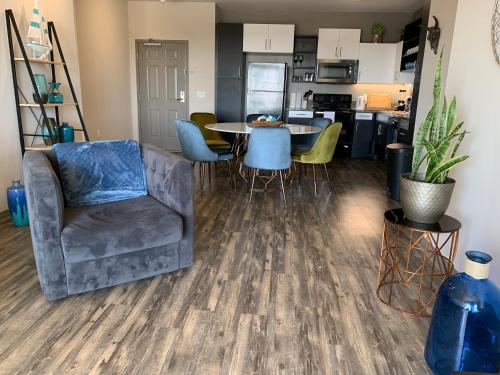 A seating area at Breathtaking Appartment in the heart of marina Del Rey/ Venice Beach