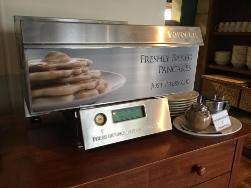 Una báscula de alimentos con un plato de perritos calientes en Hospitality Geraldton SureStay Collection by Best Western, en Geraldton