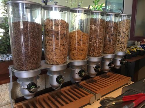 Un montón de recipientes de vidrio llenos de comida. en Hospitality Geraldton SureStay Collection by Best Western, en Geraldton