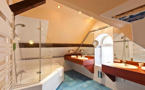 Ванная комната в Hotel Restaurant Auberge Metzger