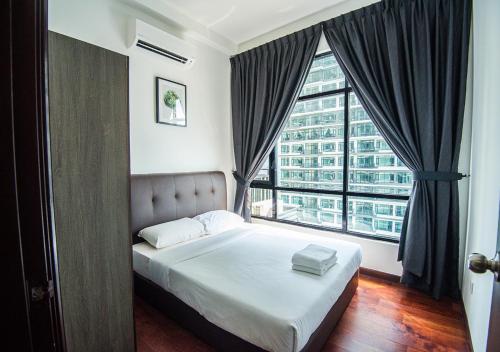 een slaapkamer met een bed en een groot raam bij MOLEK REGENCY TAMAN MOLEK in Johor Bahru