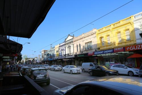 une rue de la ville pleine de voitures garées dans l'établissement Studio 7 - Saint George Accommodation, à Melbourne
