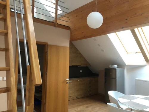 una habitación con escalera y una cocina en una casa en BC10 en Bovec