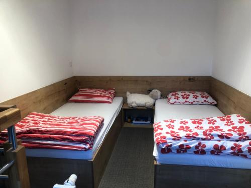 2 camas en una habitación con mantas rojas y blancas en BC10 en Bovec