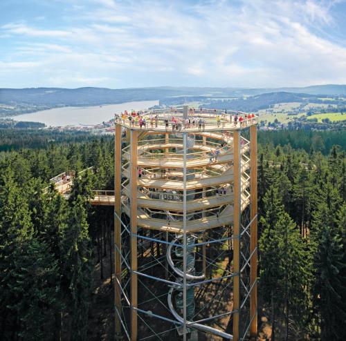 a group of people standing on top of a building at Apartmán Riviéra Lipno 510/21 in Lipno nad Vltavou