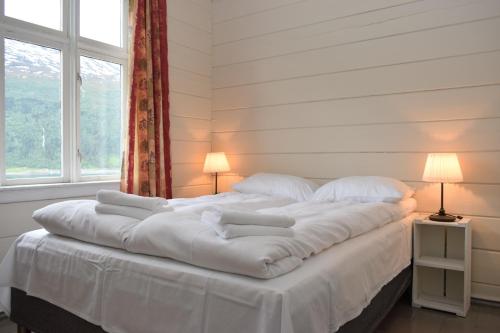 ストリンにあるGamlehuset Rakeの窓付きの客室で、白い大型ベッド1台が備わります。