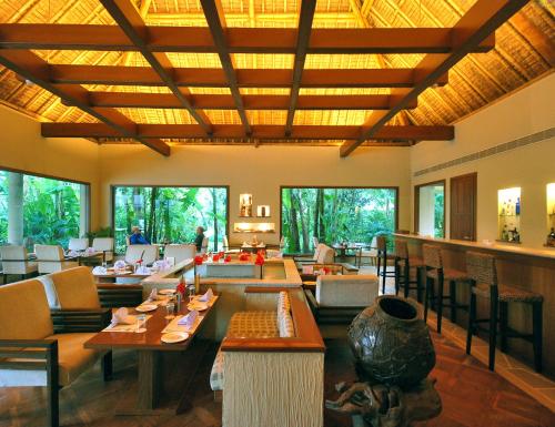 En restaurant eller et andet spisested på Vedic Village Spa Resort Kolkata