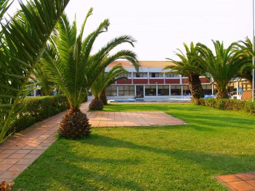 Κήπος έξω από το Riabela Inn