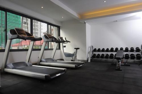 Fitness centrum a/nebo fitness zařízení v ubytování Baitong Hotel & Resort Phnom Penh