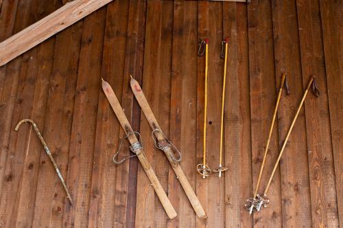 a group of wooden tools on a wooden floor at Pia Fewo Günzburg in Günzburg