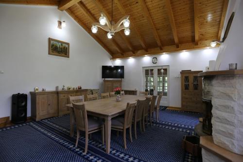 a large dining room with a table and chairs at Casuta cu Zorele in Martinie