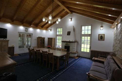 a large living room with a table and a couch at Casuta cu Zorele in Martinie