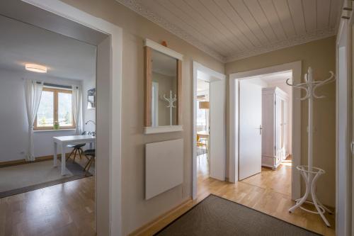 um corredor com uma porta que leva a uma sala de jantar em Haus Bauer em Pertisau