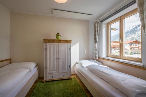 sypialnia z 2 łóżkami i oknem w obiekcie Haus Bauer w mieście Pertisau
