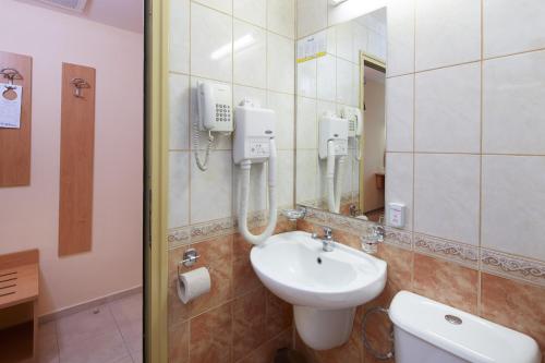 uma casa de banho com um lavatório, um WC e um espelho. em Diamond Hotel - All Inclusive em Sunny Beach