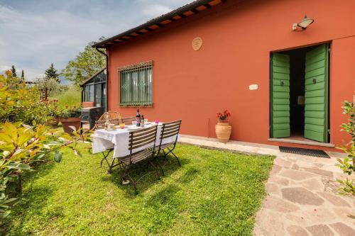 a table and chairs in the yard of a house at Podere Casanova in Montespertoli