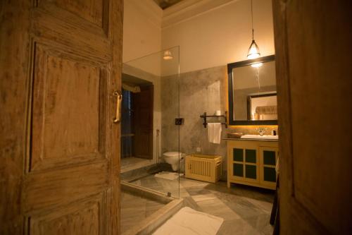 uma casa de banho com um WC, um lavatório e uma porta em The Rajbari Bawali em Calcutá