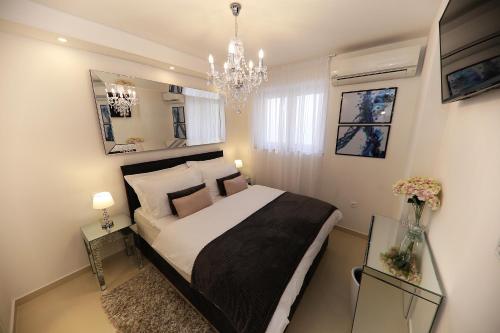 Tempat tidur dalam kamar di KIKO Luxury Accommodation