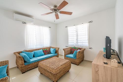 a living room with a couch and a tv at Marazul Dive Resort in Sabana Westpunt