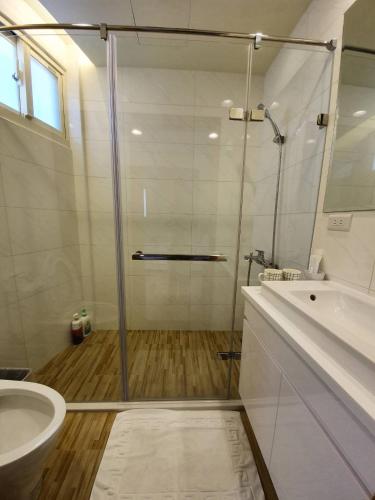 un bagno con doccia, WC e lavandino di Chien Ching B&B a Jiufen