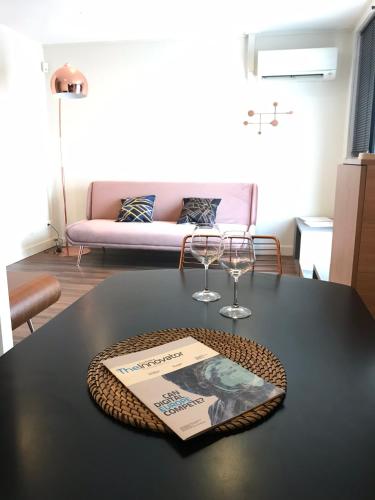 - une table avec deux verres à vin et un livre dans l'établissement Le Juliette, à Lyon