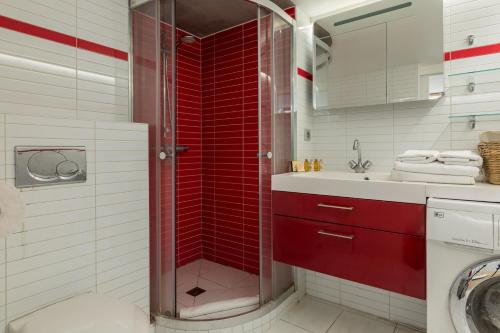 uma casa de banho com um chuveiro e um lavatório. em Veeve - Natural Heights in the 6th em Paris