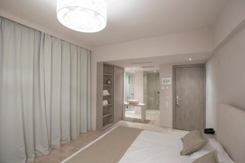 ein Schlafzimmer mit einem Bett und einem großen Fenster in der Unterkunft Hotel King Saron Club Marmara in Isthmia