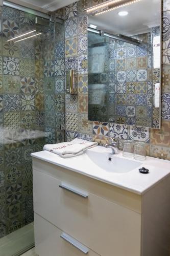 a bathroom with a sink and a mirror at Hôtel Tanjah Flandria in Tangier
