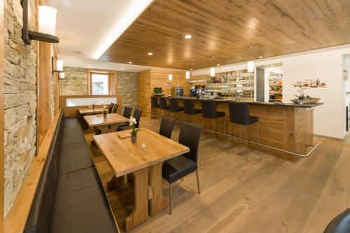 Un restaurante o sitio para comer en Hotel Heimatlodge