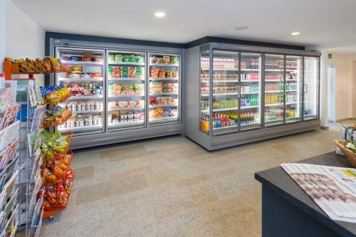 Supermercado u otro tipo de tienda en el hotel o alrededores