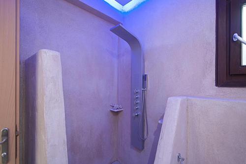 A bathroom at vassilias beach hotel