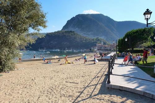a group of people on a beach near the water at Casa Bella Vista in Baveno