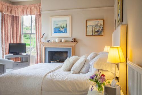 A bed or beds in a room at Finglen House 