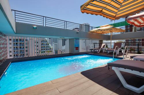 Bazén v ubytování Maple Leaf Hotel & Apartment nebo v jeho okolí