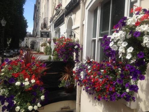 ロンドンにあるエイヴォン ホテルの建物脇の花束