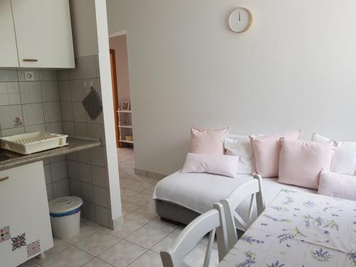 Kuchyň nebo kuchyňský kout v ubytování Bol Apartment Keka