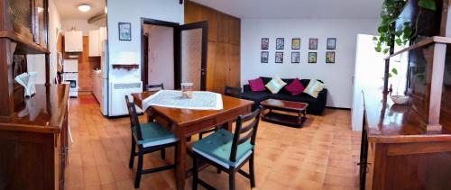 安科納的住宿－Casa Scotty 2，厨房以及带桌椅的起居室。